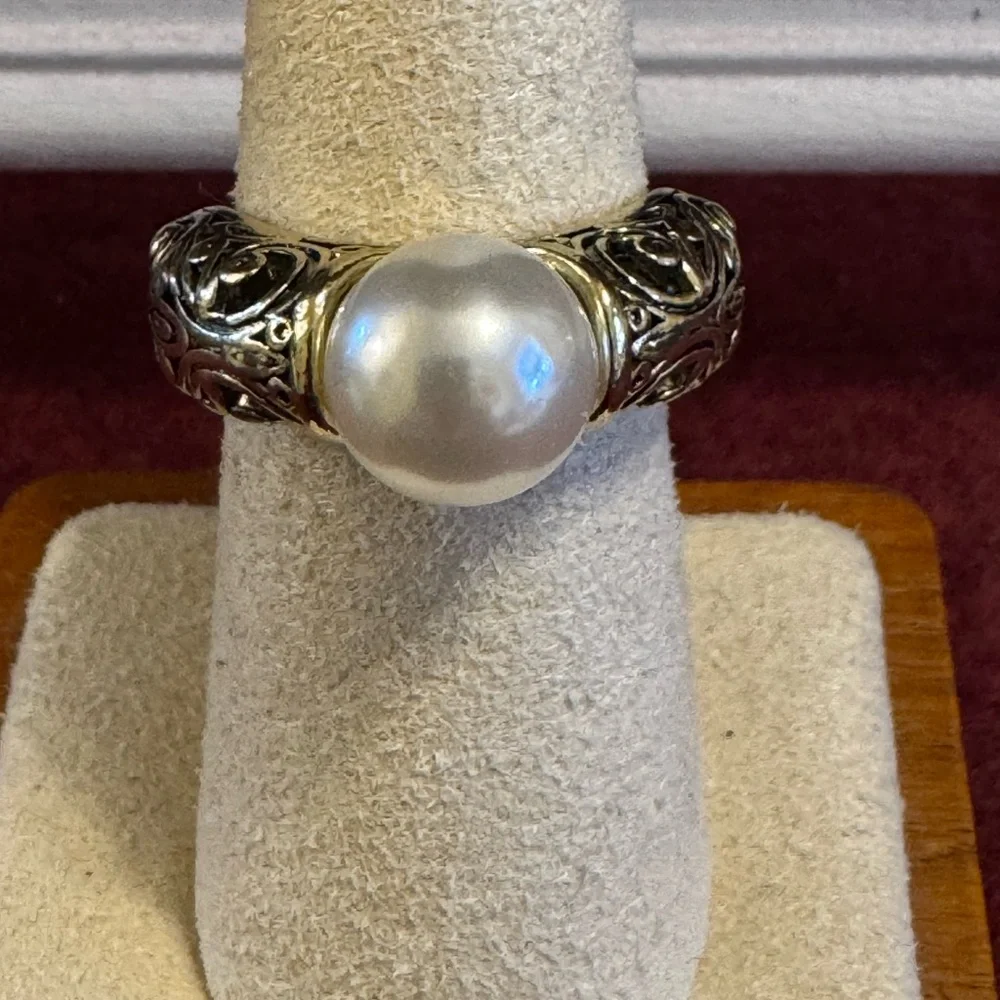 NWOT boutique style silver tone filigree band w/imitation pearl